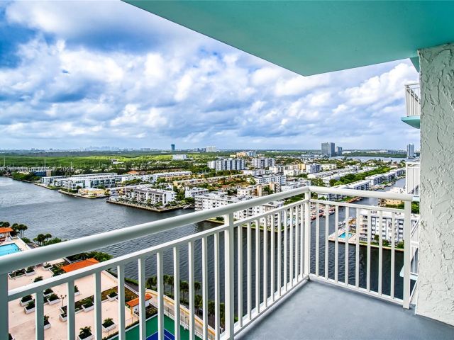 2-bedroom condo for sale in Sunny Isles Beach - 301 174th St 2208 - MondialRealty