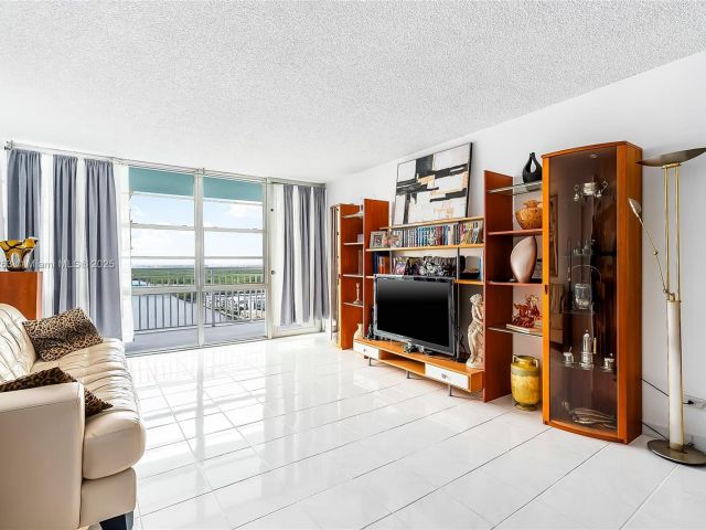 2-bedroom condo for sale in Sunny Isles Beach - 301 174th St 2208 - MondialRealty