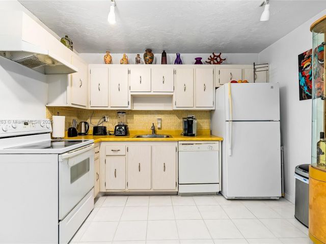 2-bedroom condo for sale in Sunny Isles Beach - 301 174th St 2208 - MondialRealty