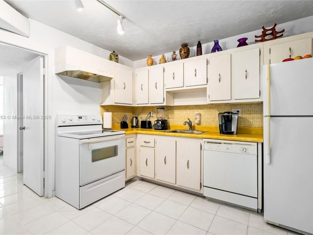 2-bedroom condo for sale in Sunny Isles Beach - 301 174th St 2208 - MondialRealty