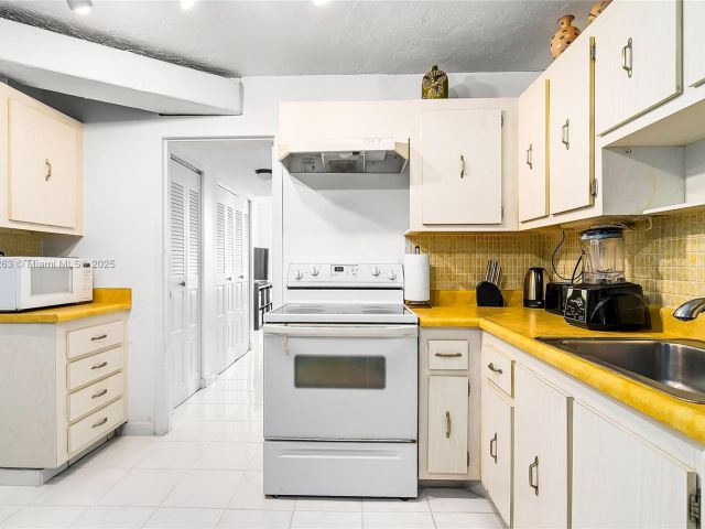 2-bedroom condo for sale in Sunny Isles Beach - 301 174th St 2208 - MondialRealty