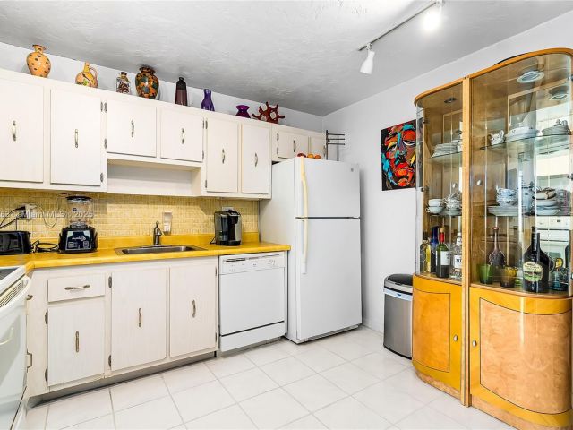 2-bedroom condo for sale in Sunny Isles Beach - 301 174th St 2208 - MondialRealty