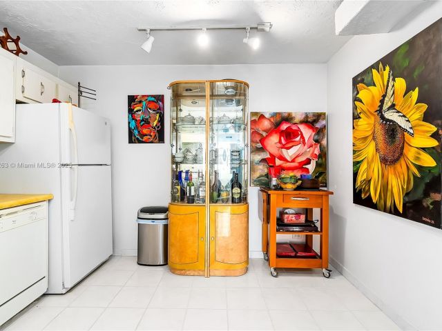 2-bedroom condo for sale in Sunny Isles Beach - 301 174th St 2208 - MondialRealty