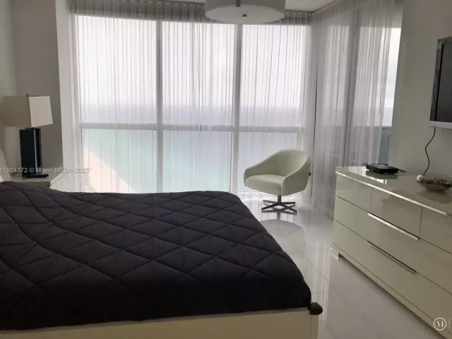 2-bedroom condo for sale in Sunny Isles Beach - 18201 Collins Ave 5104 - MondialRealty