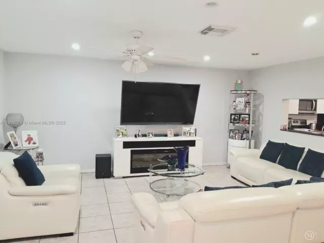 3-bedroom home for sale in Pembroke Pines - 10830 NW 8th St - MondialRealty