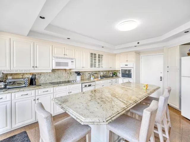 4-bedroom condo for sale in Aventura - 2000 Island Blvd 806 - MondialRealty