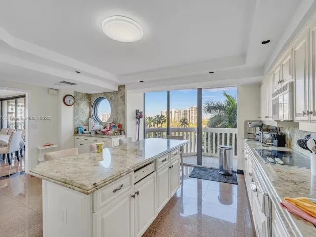 4-bedroom condo for sale in Aventura - 2000 Island Blvd 806 - MondialRealty