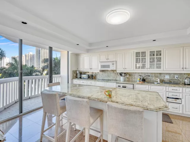 4-bedroom condo for sale in Aventura - 2000 Island Blvd 806 - MondialRealty