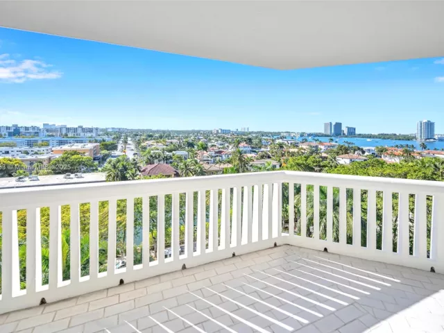 4-bedroom condo for sale in Aventura - 2000 Island Blvd 806 - MondialRealty