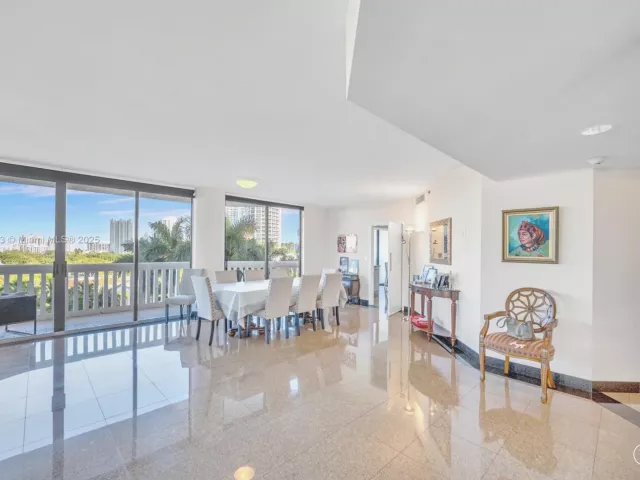 4-bedroom condo for sale in Aventura - 2000 Island Blvd 806 - MondialRealty
