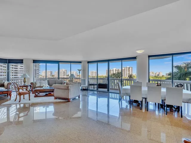 4-bedroom condo for sale in Aventura - 2000 Island Blvd 806 - MondialRealty