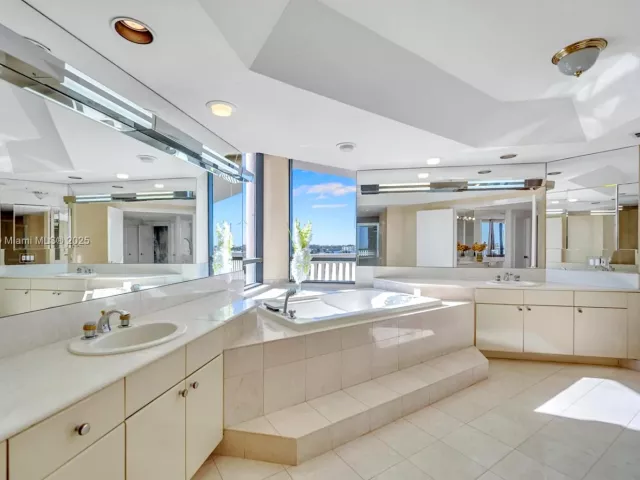 4-bedroom condo for sale in Aventura - 2000 Island Blvd 806 - MondialRealty