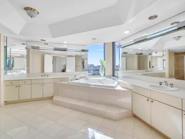 4-bedroom condo for sale in Aventura - 2000 Island Blvd 806 - MondialRealty
