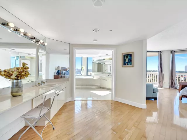 4-bedroom condo for sale in Aventura - 2000 Island Blvd 806 - MondialRealty