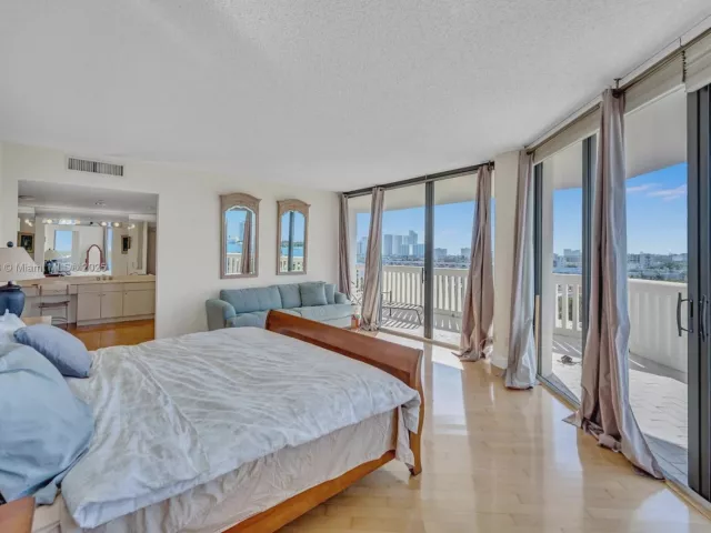 4-bedroom condo for sale in Aventura - 2000 Island Blvd 806 - MondialRealty