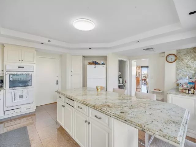 4-bedroom condo for sale in Aventura - 2000 Island Blvd 806 - MondialRealty