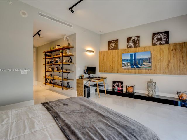 Apartment for rent  Unit #2403 - photo 6720368