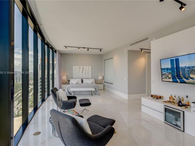 Apartment for rent  Unit #2403 - photo 6720372