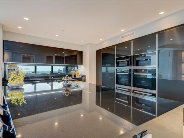 Apartment for rent  Unit #2403 - photo 6720376