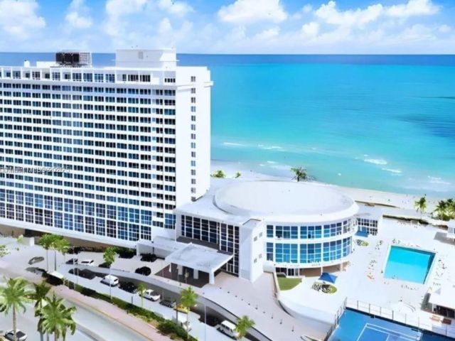 condo for rent in Miami Beach - 5445 Collins Ave 617 - MondialRealty