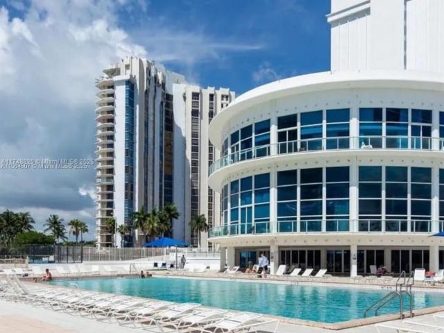 condo for rent in Miami Beach - 5445 Collins Ave 617 - MondialRealty