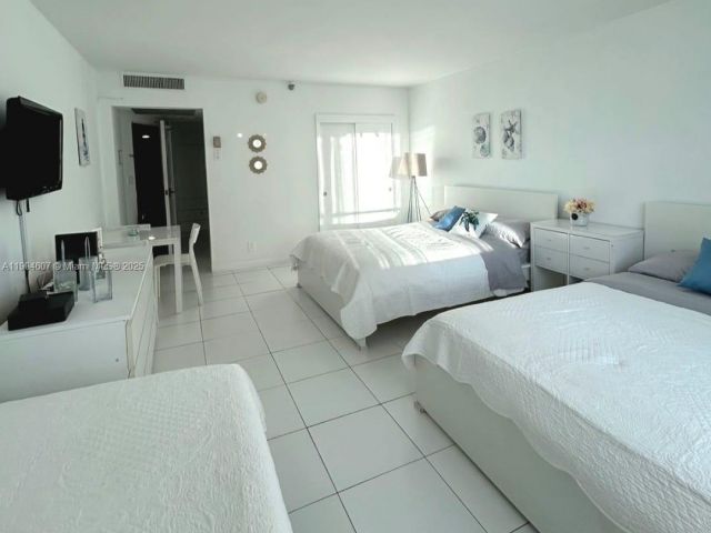 condo for rent in Miami Beach - 5445 Collins Ave 617 - MondialRealty