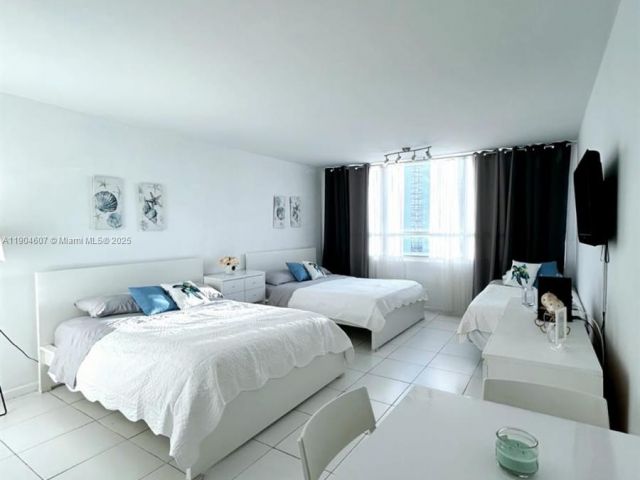 condo for rent in Miami Beach - 5445 Collins Ave 617 - MondialRealty