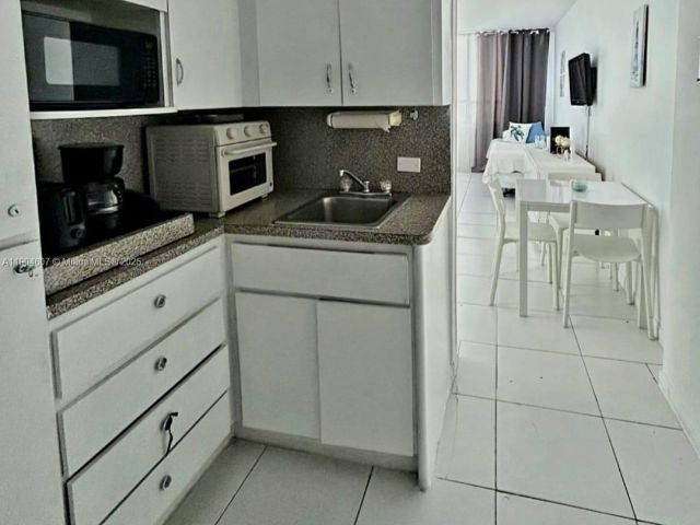 condo for rent in Miami Beach - 5445 Collins Ave 617 - MondialRealty