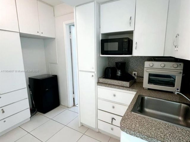 condo for rent in Miami Beach - 5445 Collins Ave 617 - MondialRealty