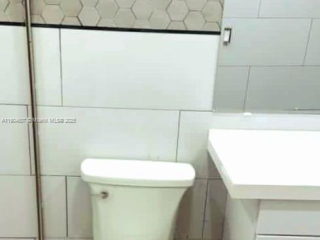 condo for rent in Miami Beach - 5445 Collins Ave 617 - MondialRealty