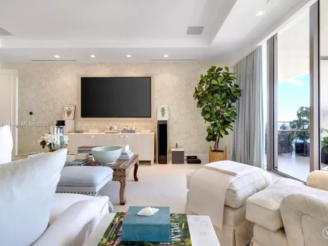 6-bedroom condo for sale in Bal Harbour - 9705 Collins Ave 2102N - MondialRealty