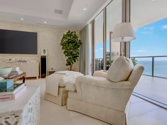 6-bedroom condo for sale in Bal Harbour - 9705 Collins Ave 2102N - MondialRealty