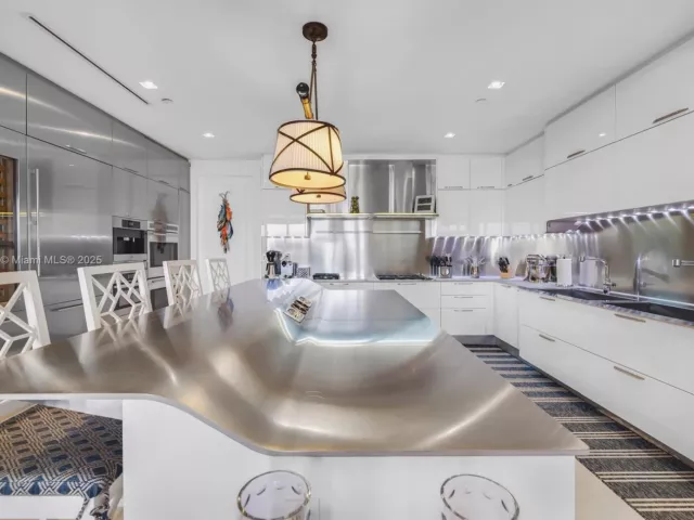 6-bedroom condo for sale in Bal Harbour - 9705 Collins Ave 2102N - MondialRealty