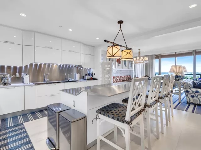 6-bedroom condo for sale in Bal Harbour - 9705 Collins Ave 2102N - MondialRealty