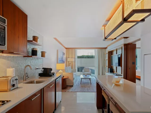 1-bedroom condo for rent in Miami Beach - 6801 Collins Ave 517 - MondialRealty