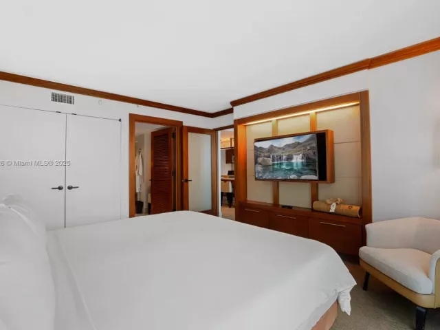 1-bedroom condo for rent in Miami Beach - 6801 Collins Ave 517 - MondialRealty