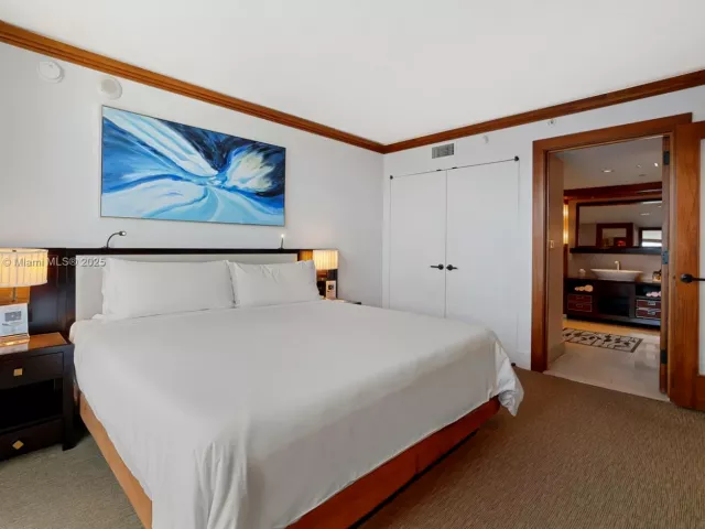 1-bedroom condo for rent in Miami Beach - 6801 Collins Ave 517 - MondialRealty