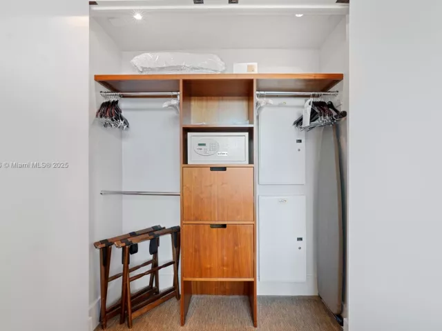 1-bedroom condo for rent in Miami Beach - 6801 Collins Ave 517 - MondialRealty