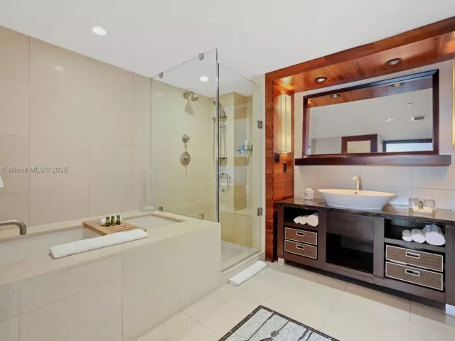 1-bedroom condo for rent in Miami Beach - 6801 Collins Ave 517 - MondialRealty