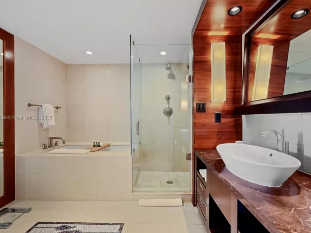 1-bedroom condo for rent in Miami Beach - 6801 Collins Ave 517 - MondialRealty