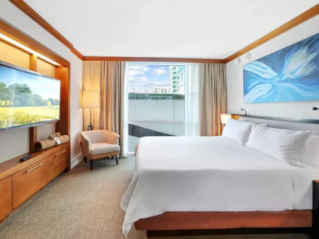 1-bedroom condo for rent in Miami Beach - 6801 Collins Ave 517 - MondialRealty