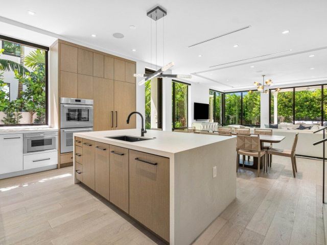 Home for rent at 512 NE 7th Avenue - photo 6719827