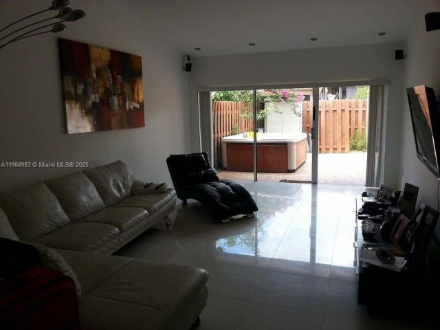 3-bedroom home for rent in Miami - 546 NE 199th Ln 4W - MondialRealty