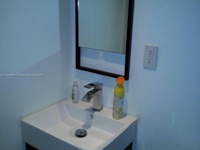 3-bedroom home for rent in Miami - 546 NE 199th Ln 4W - MondialRealty