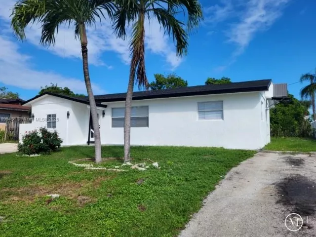 3-bedroom home for sale in Deerfield Beach - 651 SW 14th St - MondialRealty