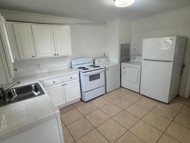 Home for rent at 33 SW 12th Avenue - photo 6919168