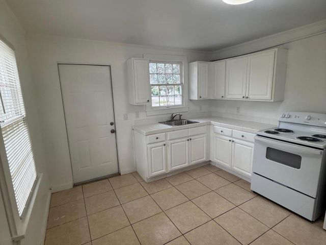 Home for rent at 33 SW 12th Avenue - photo 6919169