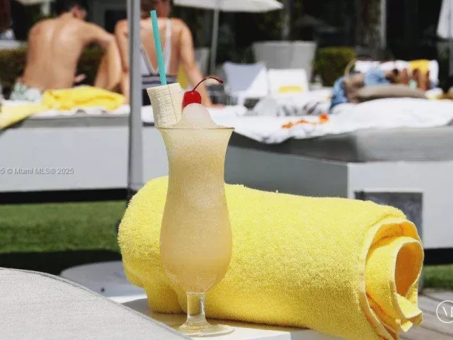 1-bedroom condo for sale in Miami Beach - 1100 West Ave 1004 - MondialRealty