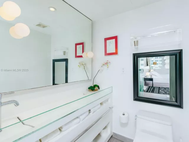 1-bedroom condo for sale in Miami Beach - 1100 West Ave 1004 - MondialRealty