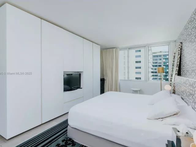 1-bedroom condo for sale in Miami Beach - 1100 West Ave 1004 - MondialRealty